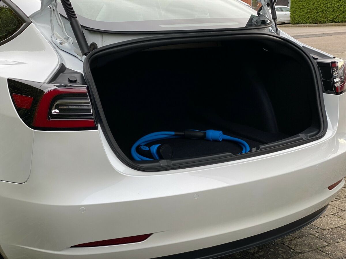 Tesla Model 3 med ladekabel