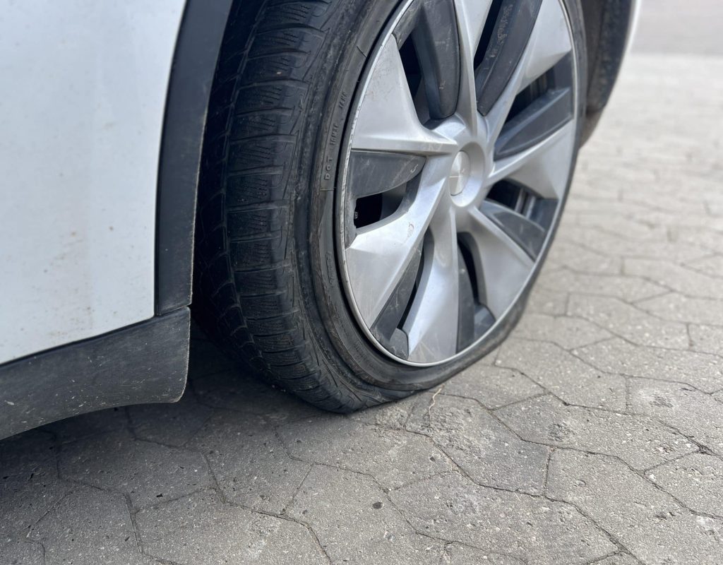 Punkteret dæk? Vi hjælper med lapning eller udskiftning hos Freck Autoteknik