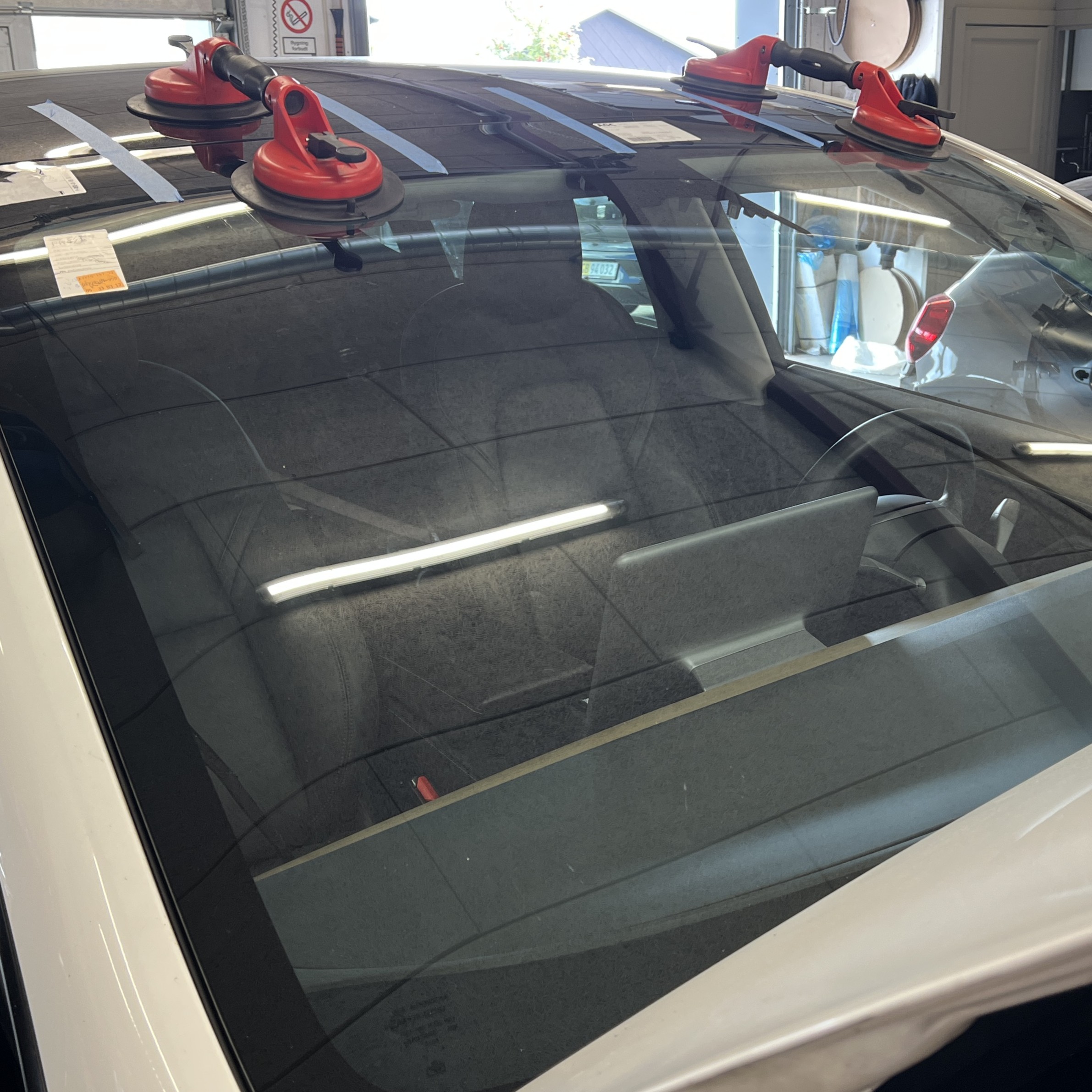 Tesla Skadeservice 17 Reparation udskiftning af autorude paa Tesla Freck autoteknik slagelse 56