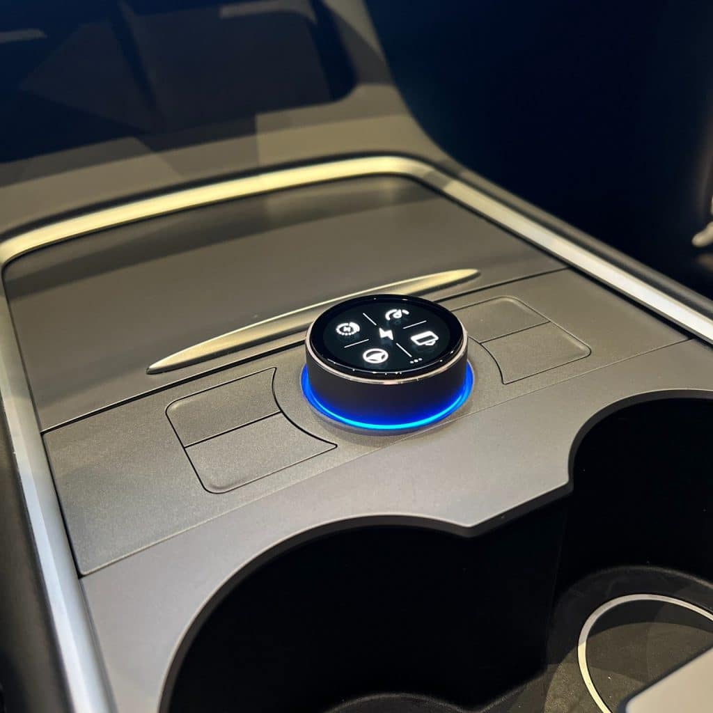 S3XY Knob monteret i midterkonsol i Tesla Model 3 / Y