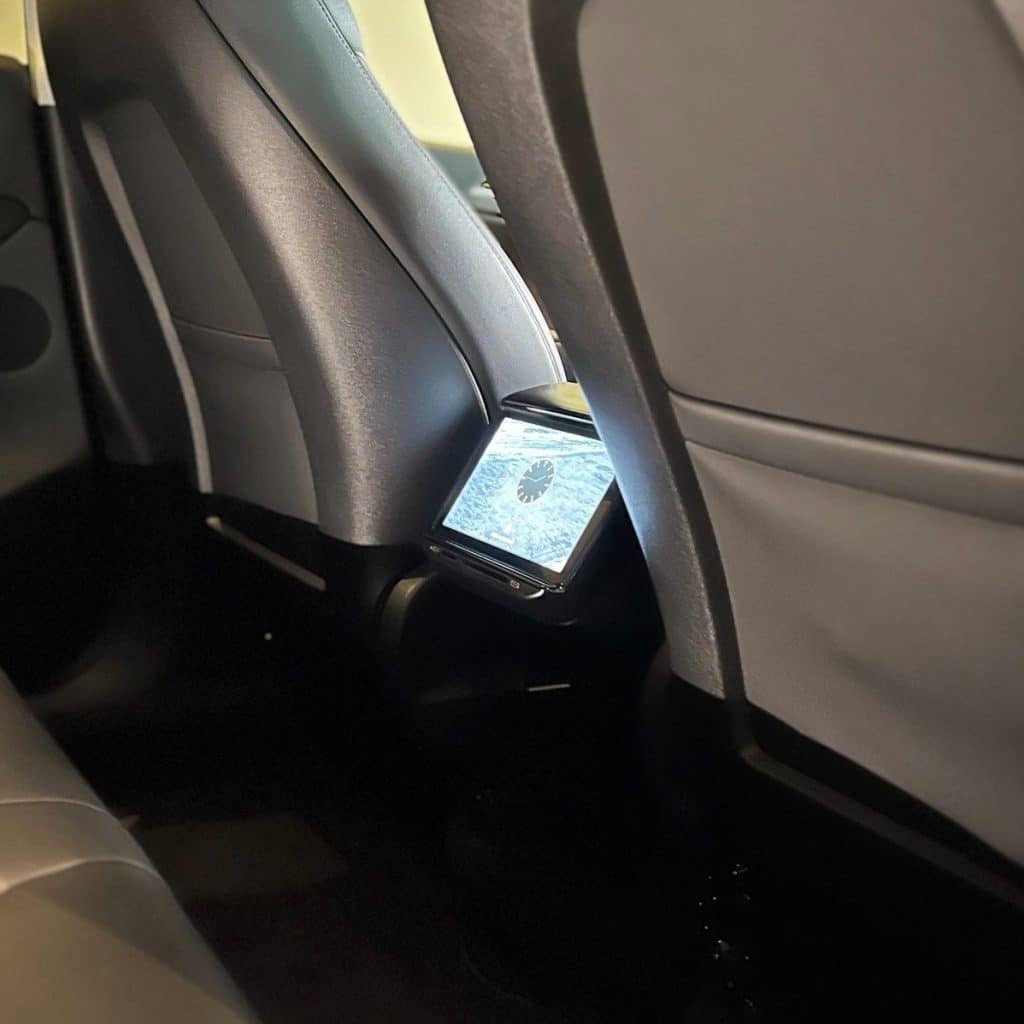 Hos Freck Autoteknik tilbyder vi professionel installation af 7-tommer midterkonsol skærme til bagsædet i Tesla Model 3 og Model Y