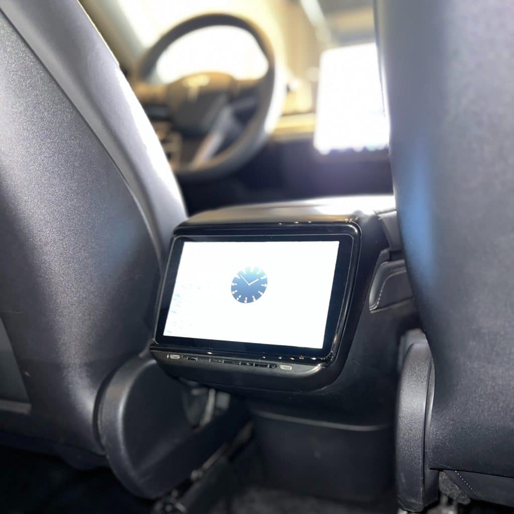 Tesla Model 3 / Y med 7-tommer midterkonsol skærm til bagsæde, Freck Autoteknik