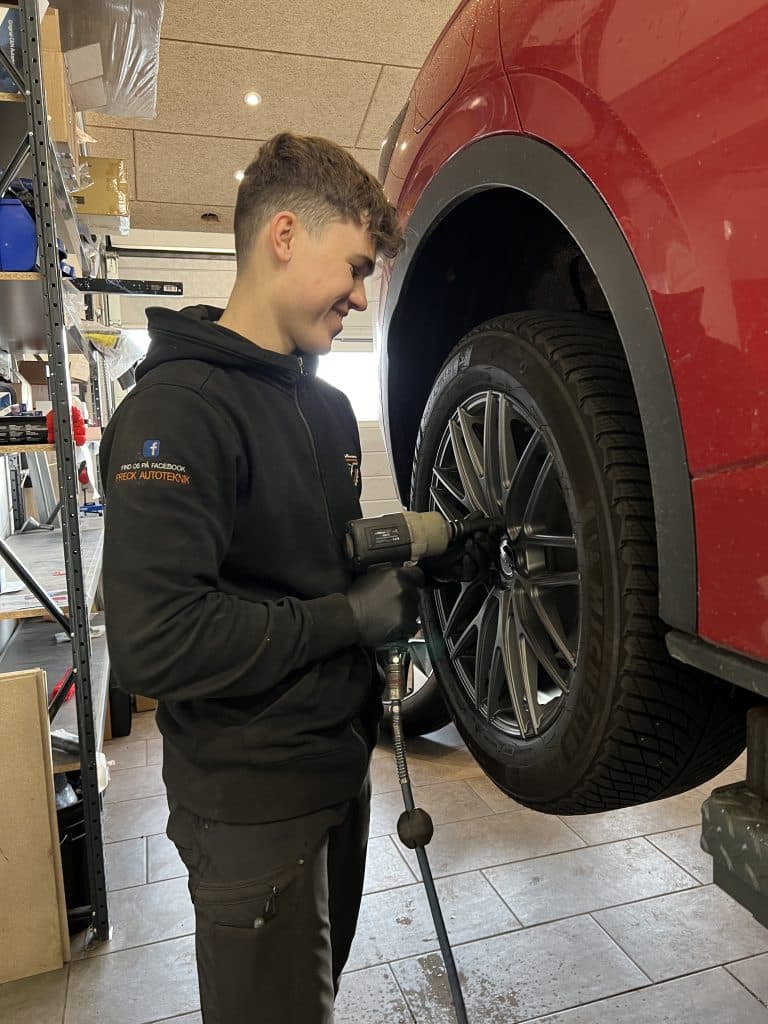 Hos Freck Autoteknik i Slagelse tilbyder vi det billigste hjulskifte i byen samt opbevaring af hele dæksæt. Hjulskift koster kun 250 kr., opbevaring 250 kr., eller samlet 500 kr. for hjulskift + opbevaring.

Vi servicerer også kunder fra Næstved, Korsør, Skælskør og omegn, så du kan få hurtigt og billigt hjulskifte uanset hvor du bor. Hos os får du professionel service til en fair pris, så din bil er klar til sæsonen uden besvær. 🚗🔧