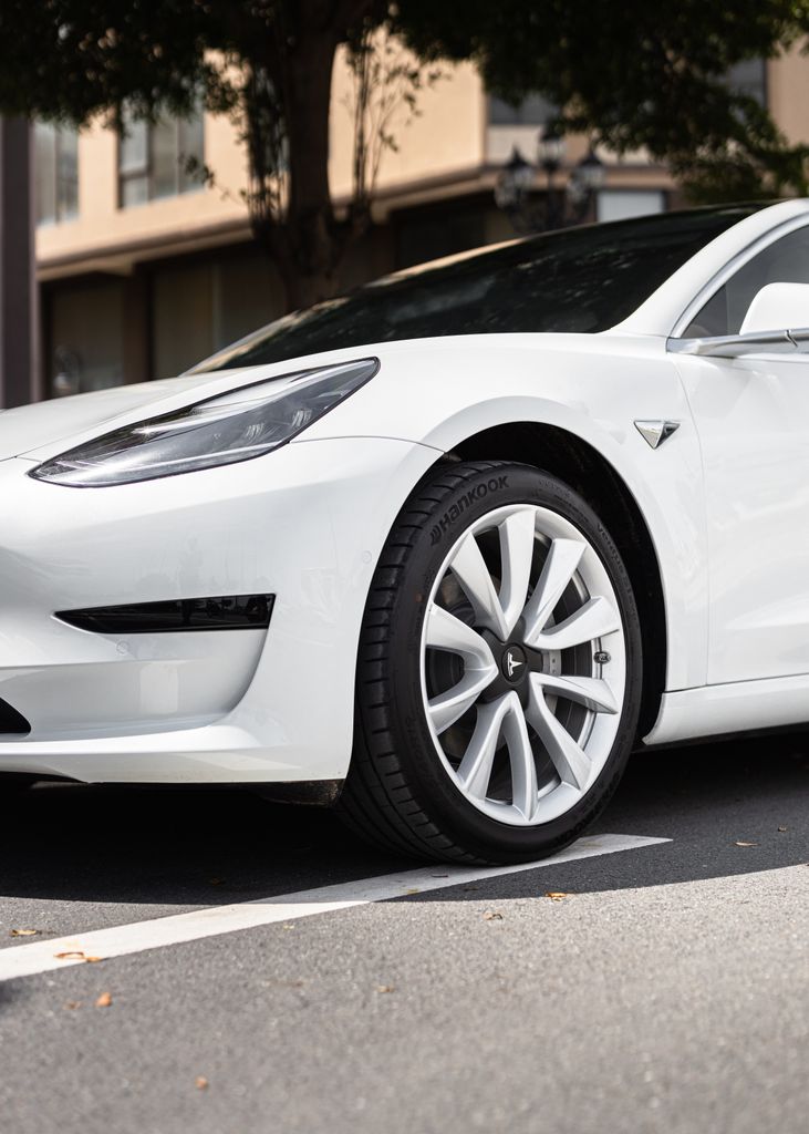 Dæk og fælge 5 Tesla med dæk og alufælge hos Freck Autoteknik