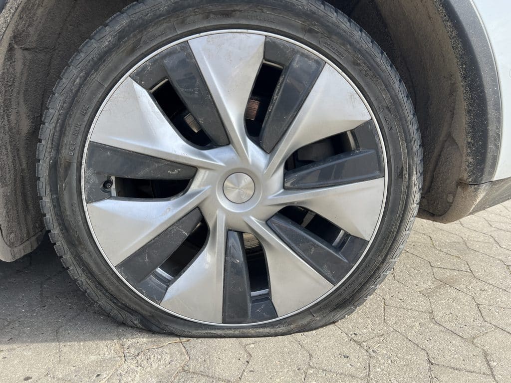 Punkteret dæk? Vi hjælper med lapning eller udskiftning hos Freck Autoteknik