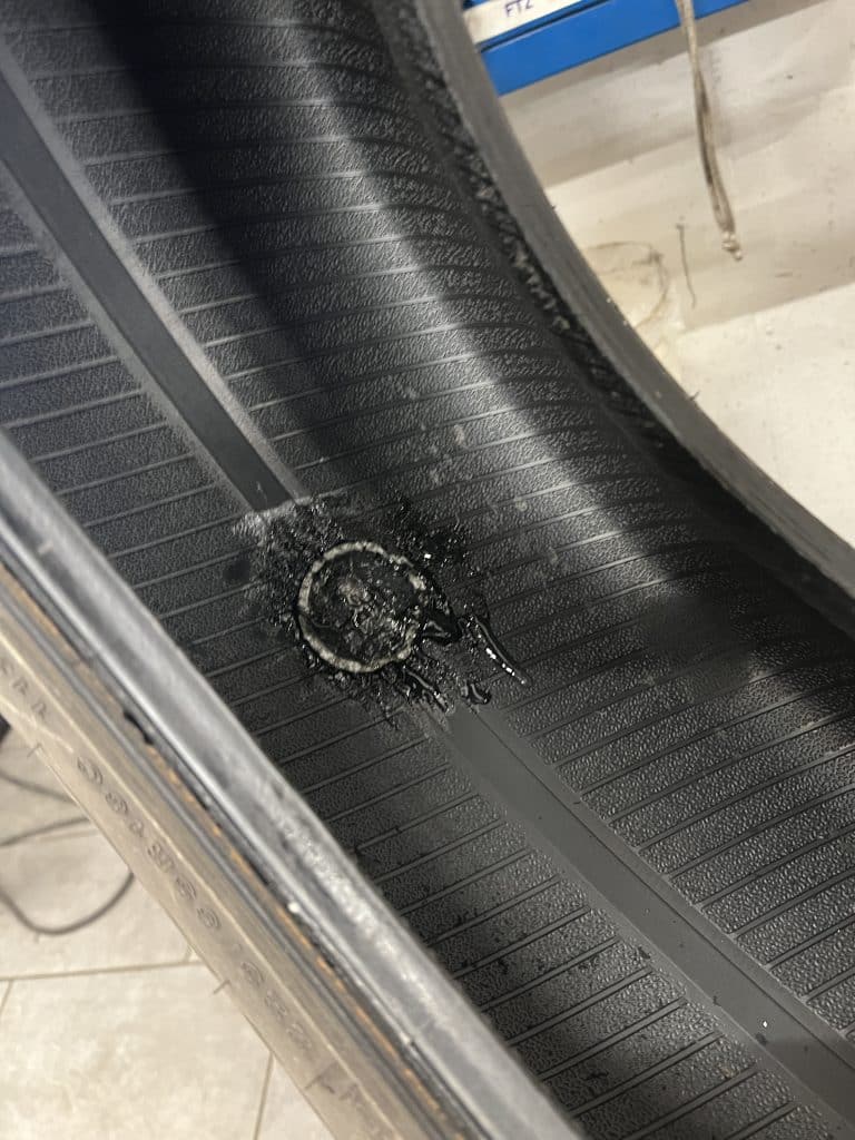 Punkteret dæk? Vi hjælper med lapning eller udskiftning hos Freck Autoteknik