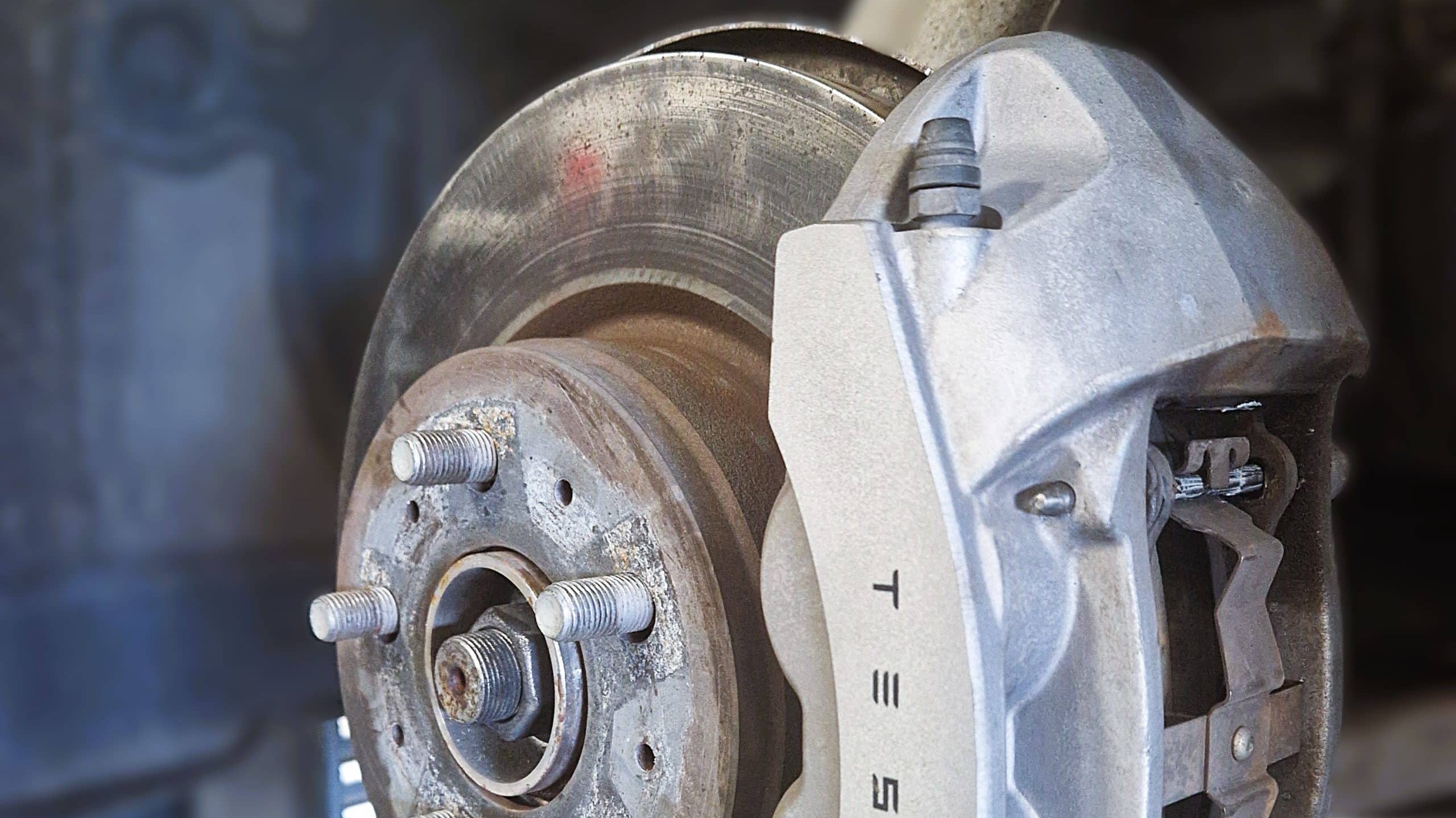 Afdrejning af bremseskiver 3 tesla bremser bremseservice bremseskift slagelse freck autoteknik e1781688735530